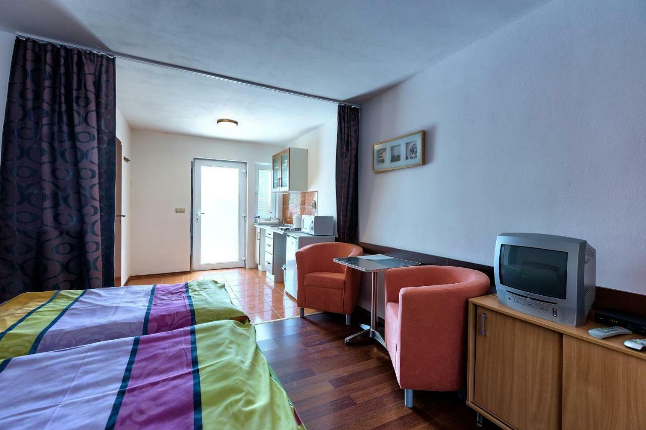 Apartmanovy Dom Red Hotel Podhájska Eksteriør billede