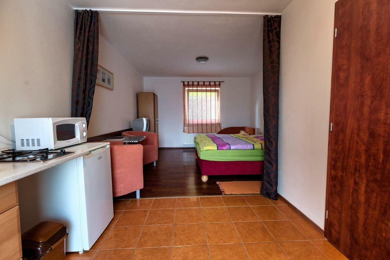 Apartmanovy Dom Red Hotel Podhájska Eksteriør billede