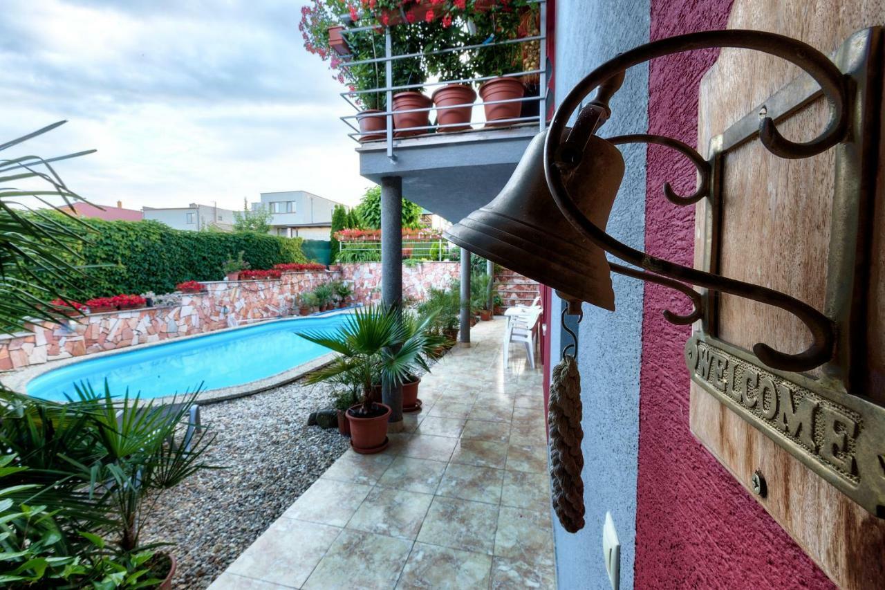 Apartmanovy Dom Red Hotel Podhájska Eksteriør billede
