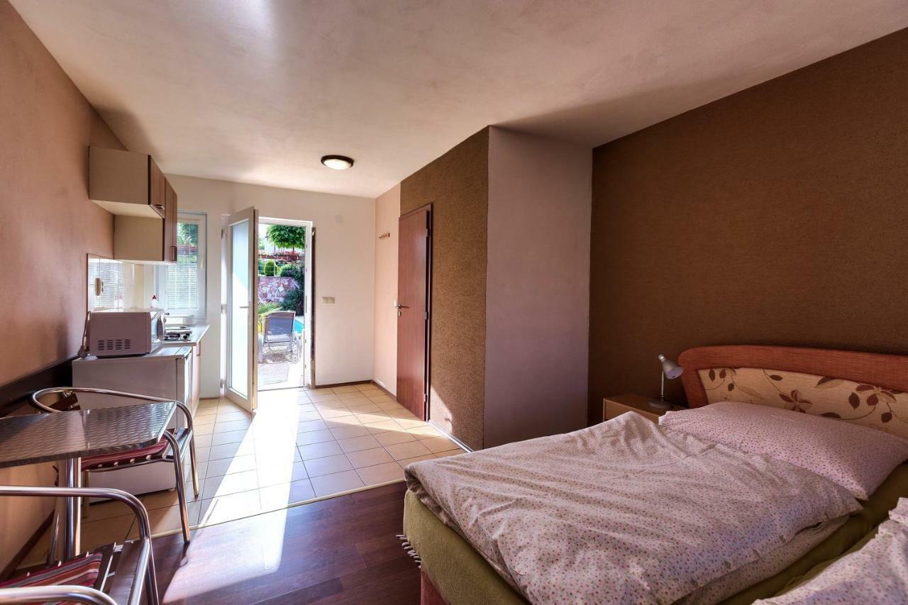 Apartmanovy Dom Red Hotel Podhájska Eksteriør billede