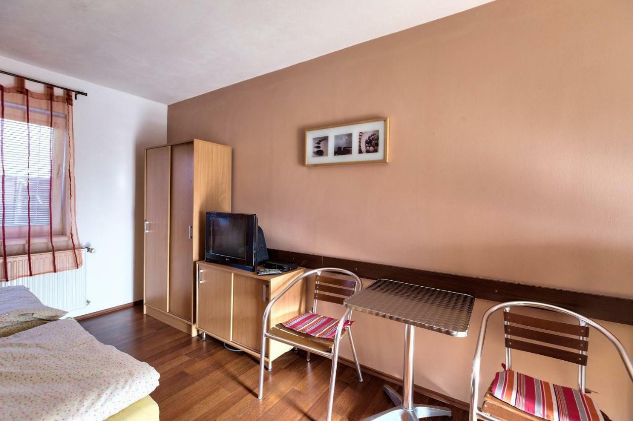 Apartmanovy Dom Red Hotel Podhájska Eksteriør billede
