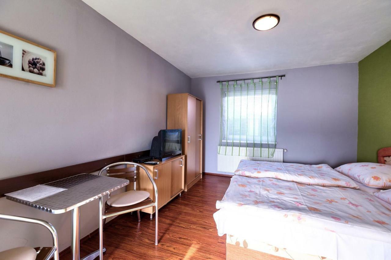 Apartmanovy Dom Red Hotel Podhájska Eksteriør billede