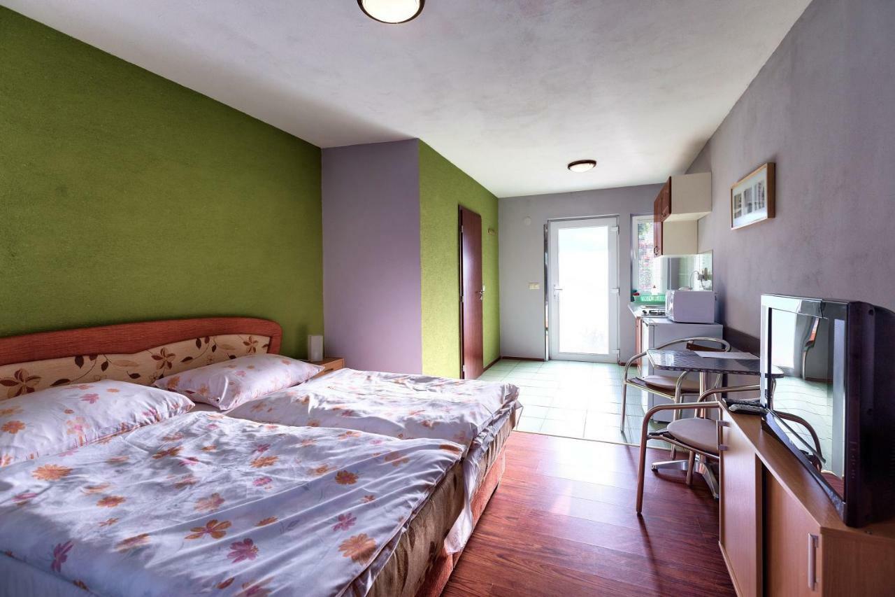 Apartmanovy Dom Red Hotel Podhájska Eksteriør billede