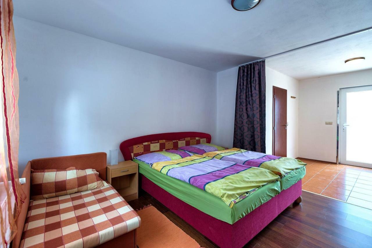 Apartmanovy Dom Red Hotel Podhájska Eksteriør billede