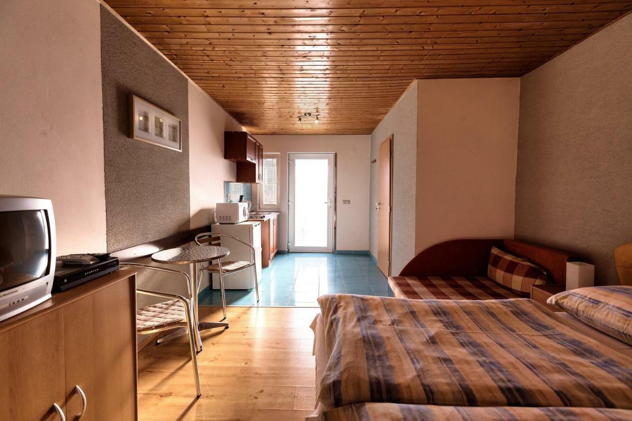 Apartmanovy Dom Red Hotel Podhájska Eksteriør billede