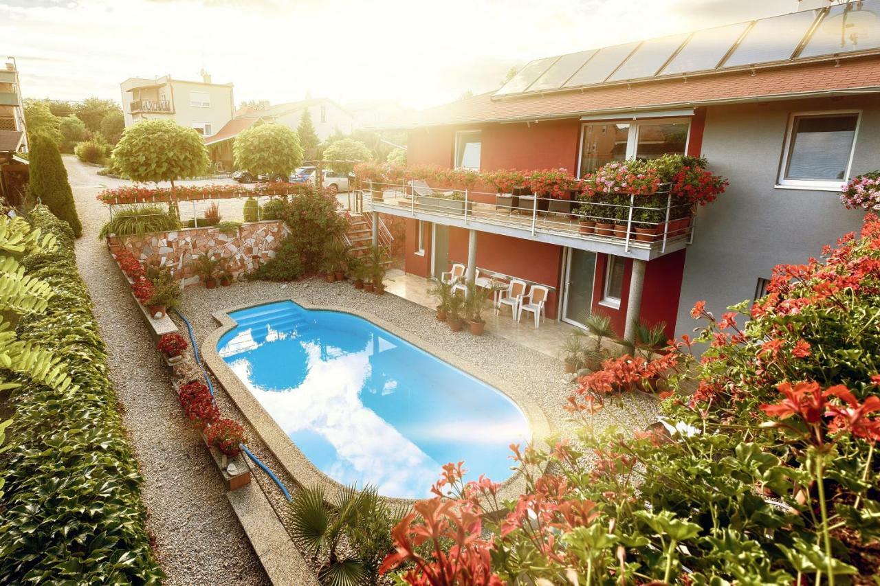 Apartmanovy Dom Red Hotel Podhájska Eksteriør billede