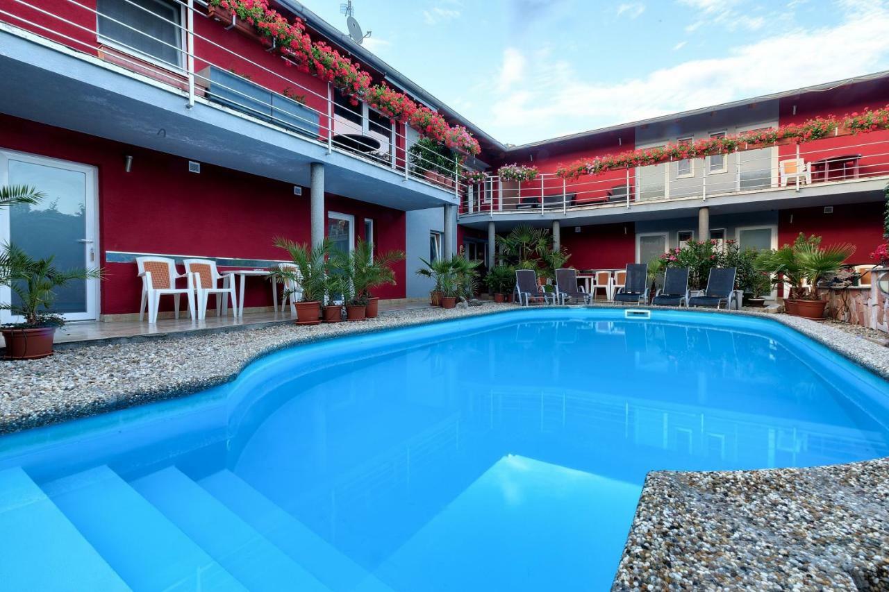 Apartmanovy Dom Red Hotel Podhájska Eksteriør billede