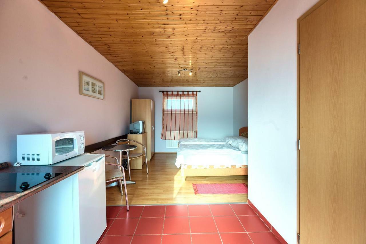 Apartmanovy Dom Red Hotel Podhájska Eksteriør billede