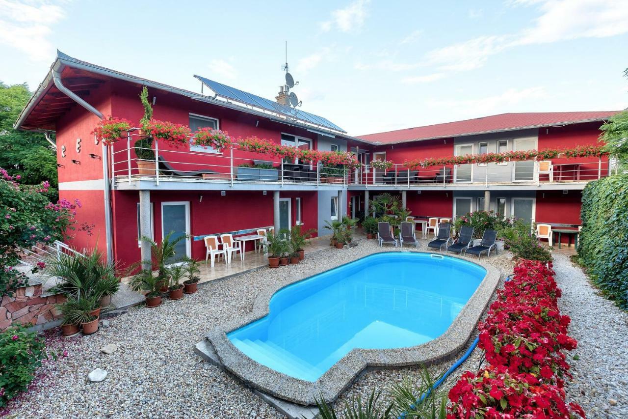 Apartmanovy Dom Red Hotel Podhájska Eksteriør billede