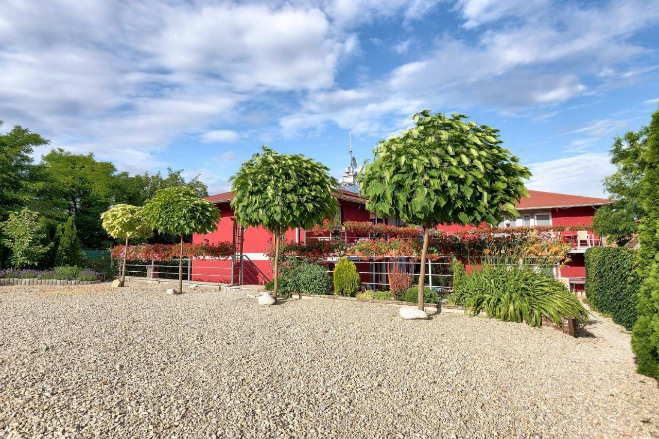 Apartmanovy Dom Red Hotel Podhájska Eksteriør billede