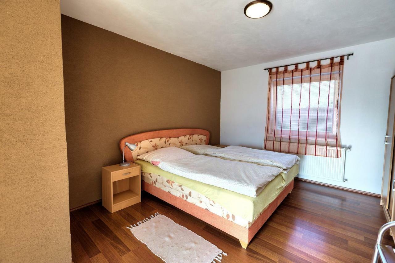 Apartmanovy Dom Red Hotel Podhájska Eksteriør billede