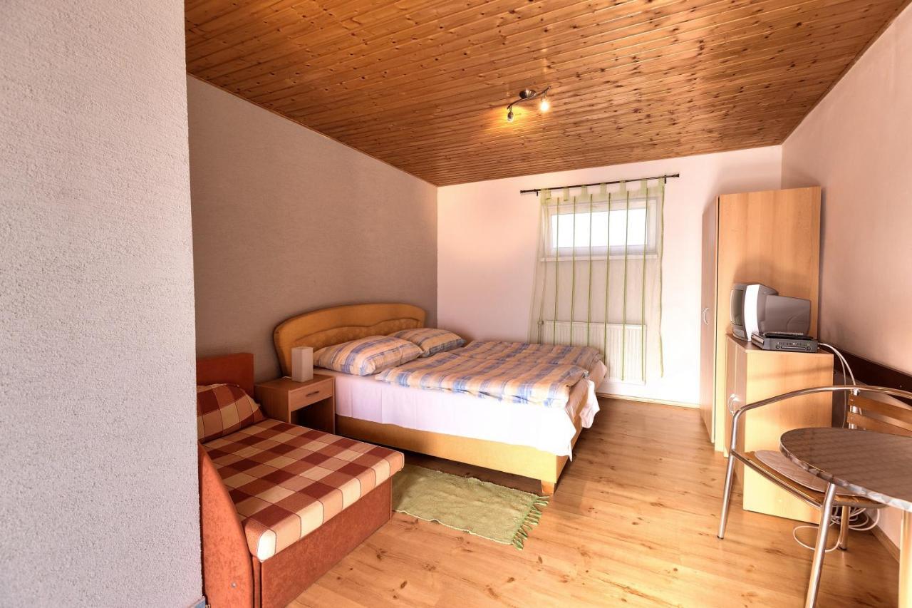 Apartmanovy Dom Red Hotel Podhájska Eksteriør billede