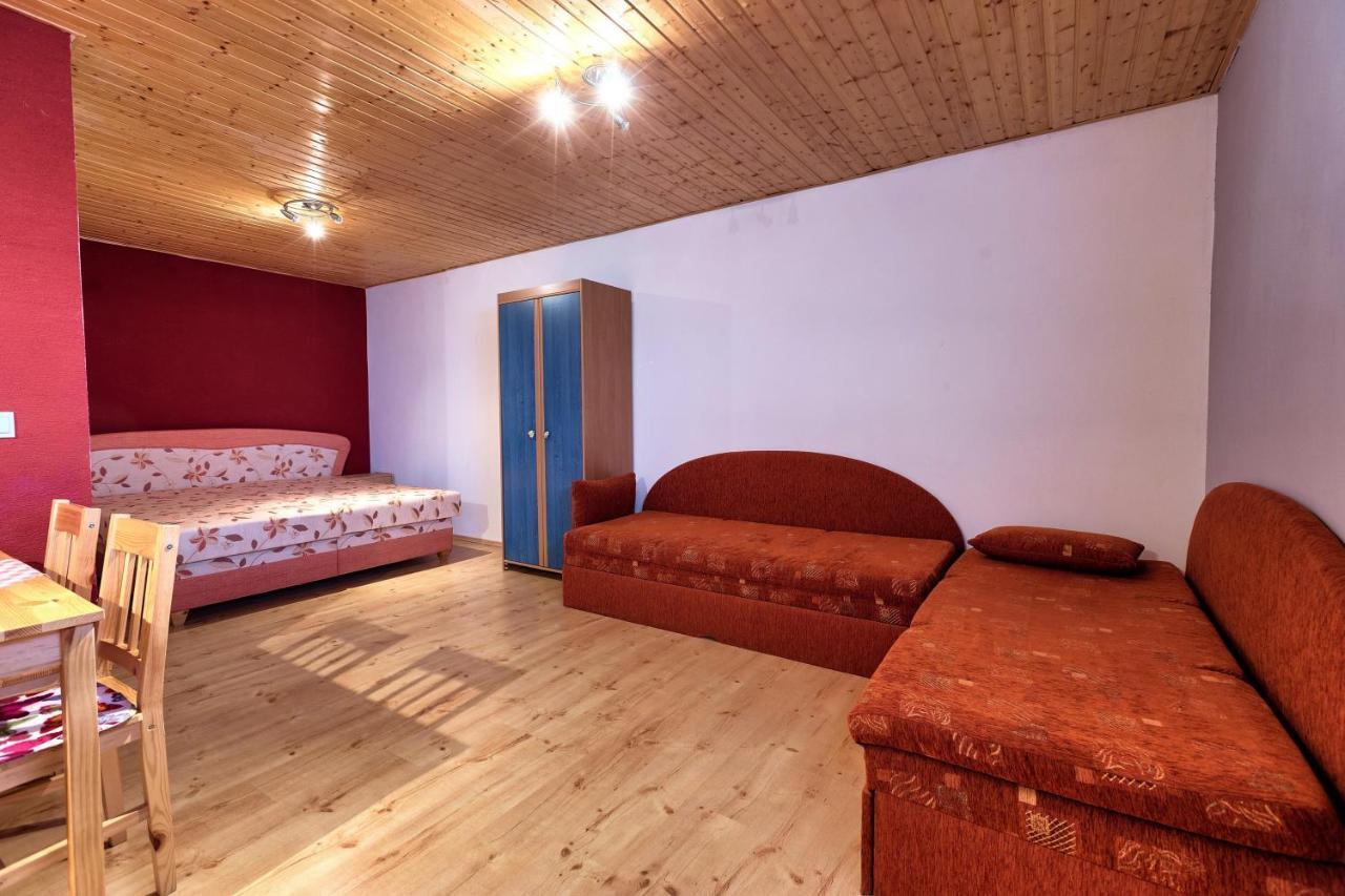 Apartmanovy Dom Red Hotel Podhájska Eksteriør billede