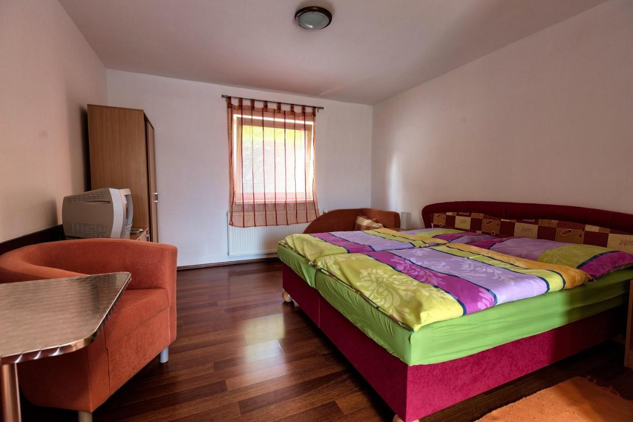 Apartmanovy Dom Red Hotel Podhájska Eksteriør billede